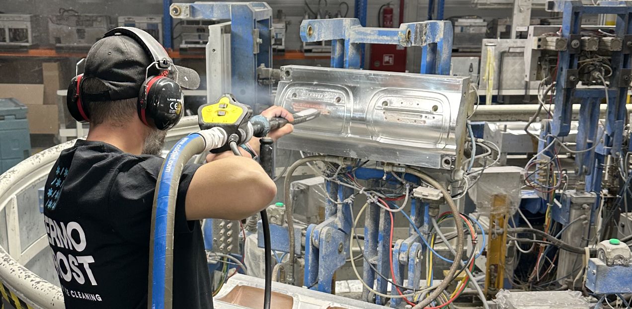 Technik TermoFrost czyści suchym lodem formę produkcyjną w zakładzie przemysłowym